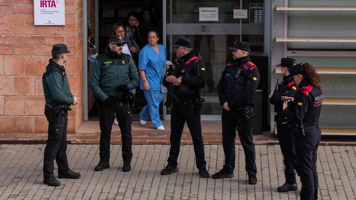 Registro policial en el laboratorio IRTA-CReSA de Cerdanyola, investigado por el origen de la peste porcina