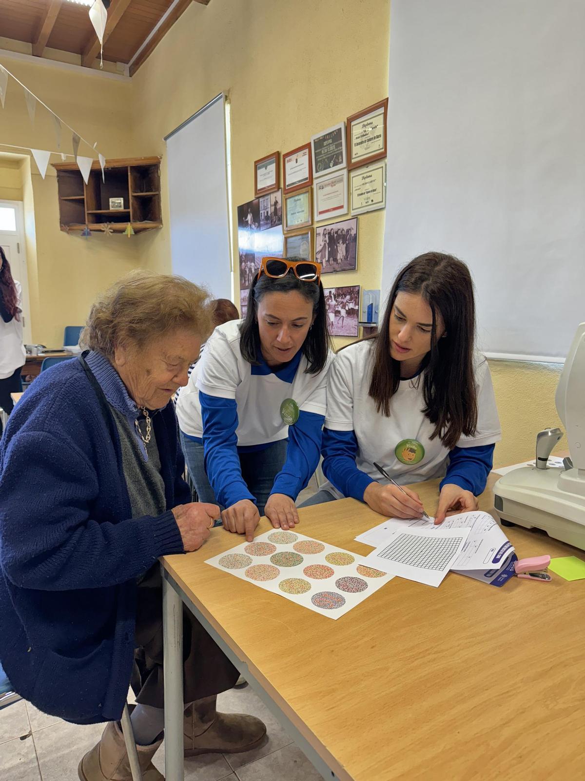 Una  vecina de Rinlo, en una revisión de la campaña "Sen perdete de vista"