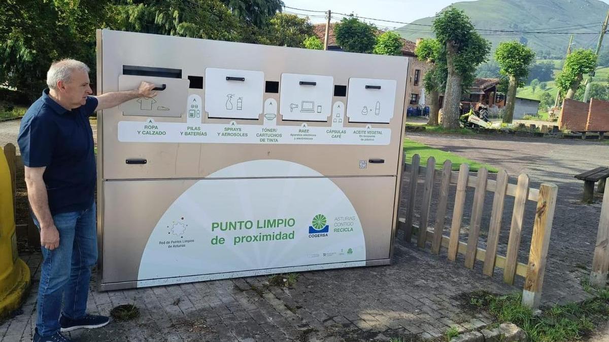 Emilio García Longo junto a un punto limpio de proximidad.