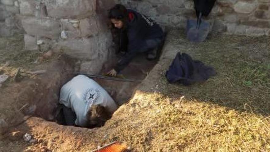 Les cates arqueològiques formen part dels treballs previs a la restauració de la muralla d&#039;Artés