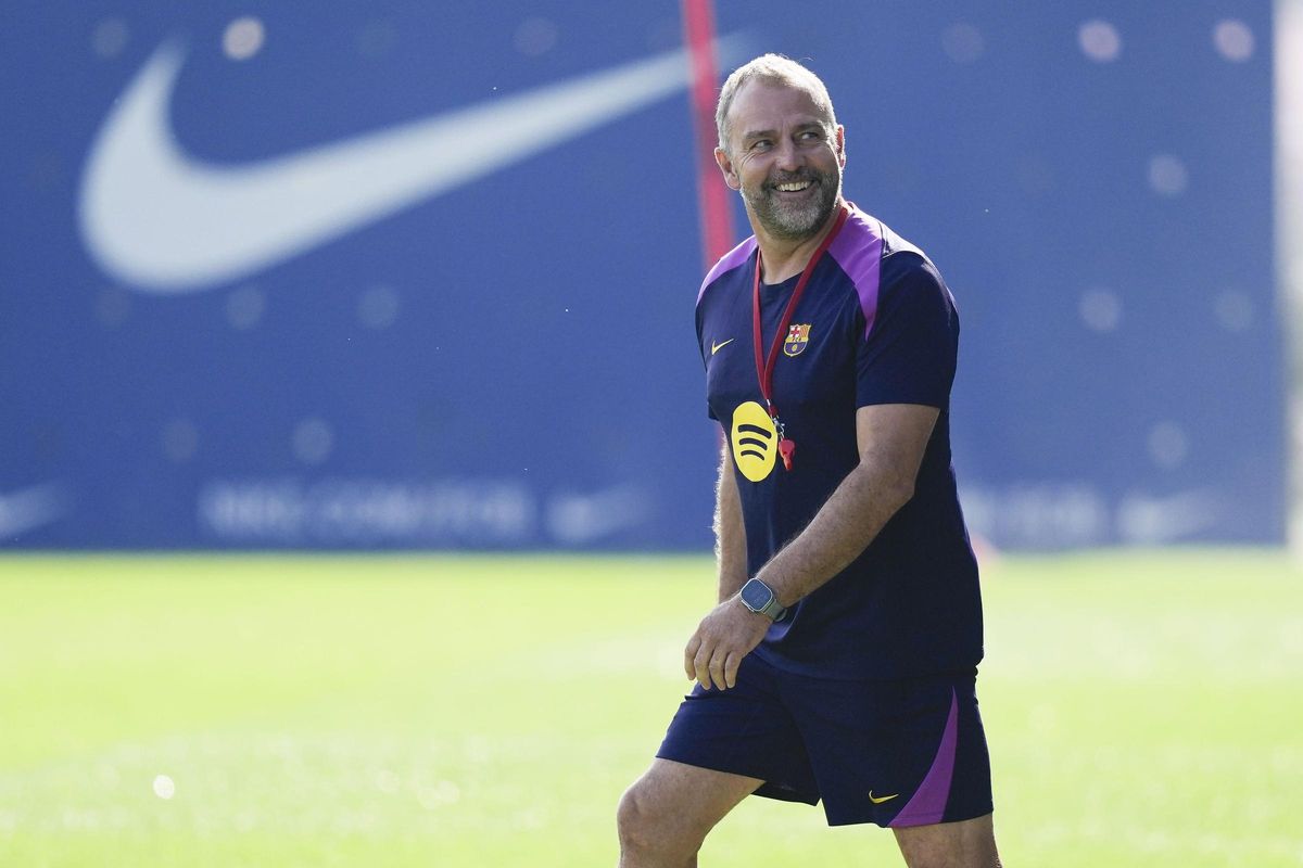 The coach of FC Barcelona, ​​Hansi Flick, during the training that his team has carried out at the Joan Gamper sports city to prepare for the LaLiga match that they will play tomorrow against Girona FC. EFE/Enric Fontcuberta