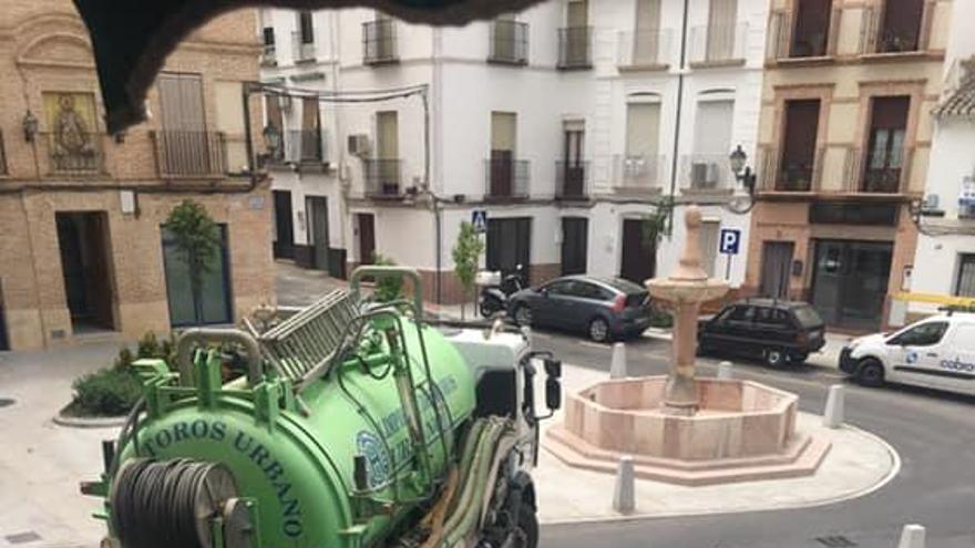 Un camión intenta cruzar la plaza sin llevarse los bolardos.