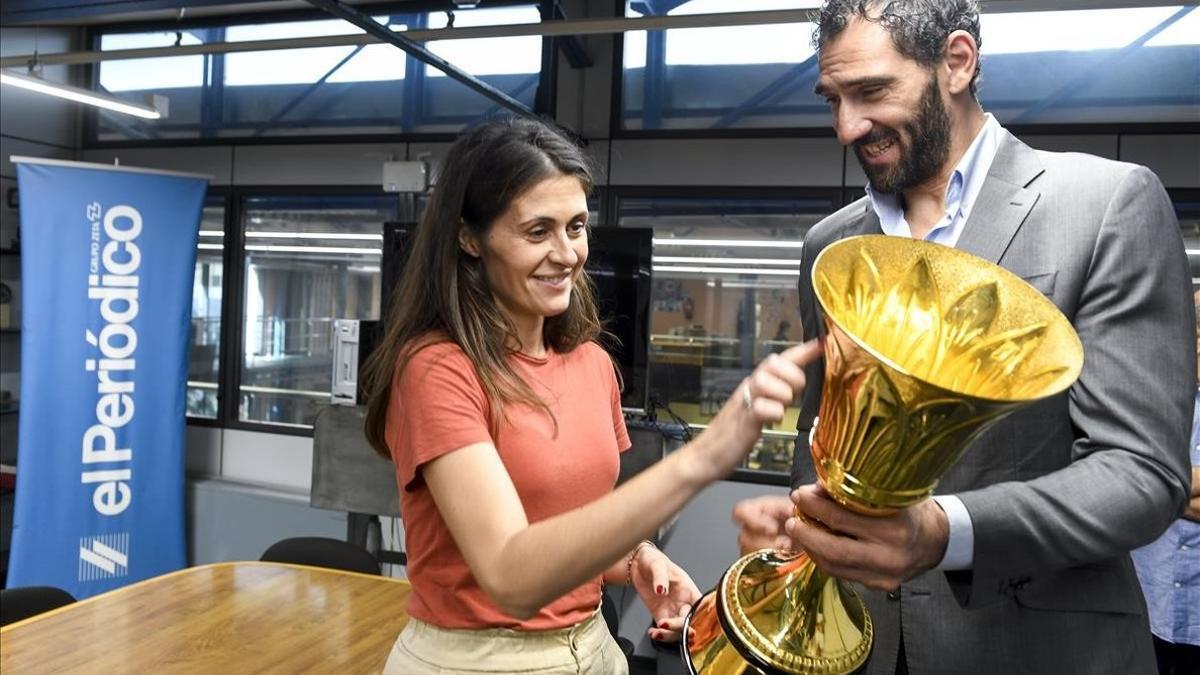 Jorge Garbajosa, presidente de la FEB, muestra el trofeo de campeón del mundo a la directora de El Periódico, Anna Cristeto