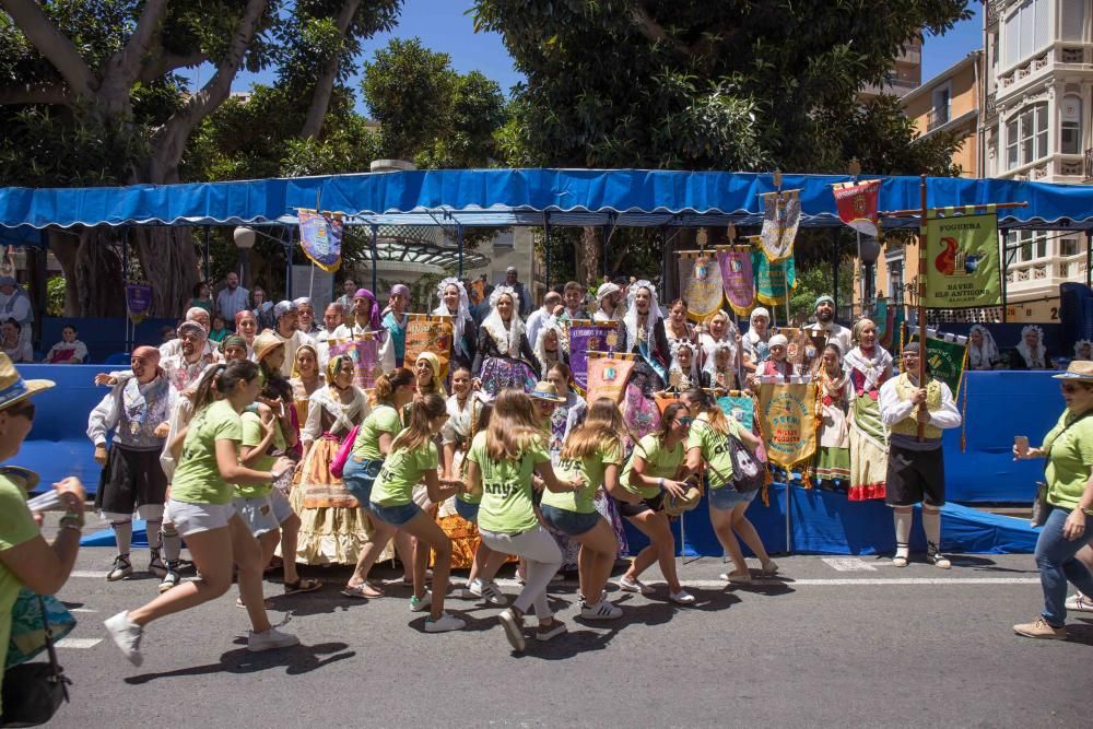 El Desfile de Entrega de Premios culmina con la entrega de más de 600 galardones a hogueras y barracas