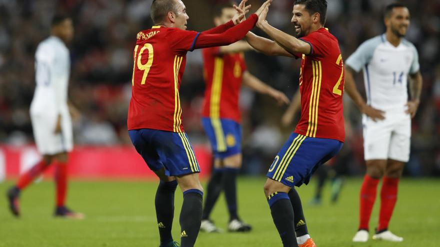 Aspas celebra con Nolito su gol en Wembley // REUTERS