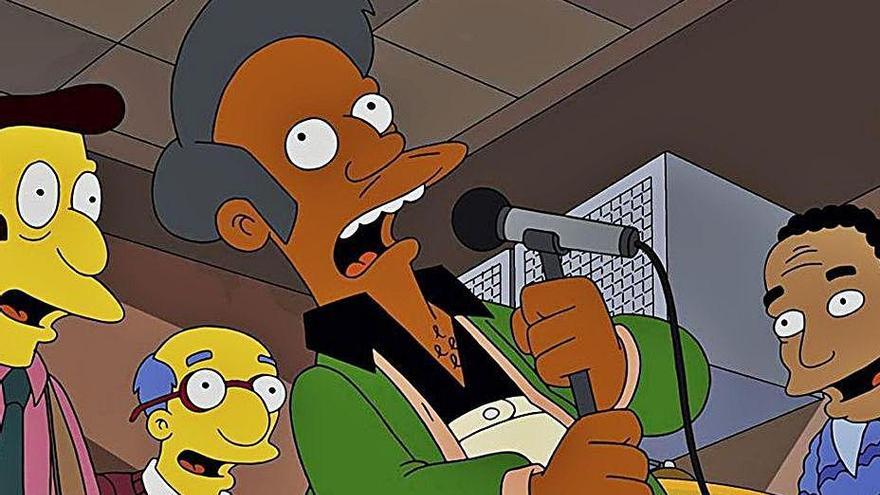 Apu, con el micrófono, en un fotograma de 'Los Simpsons'.