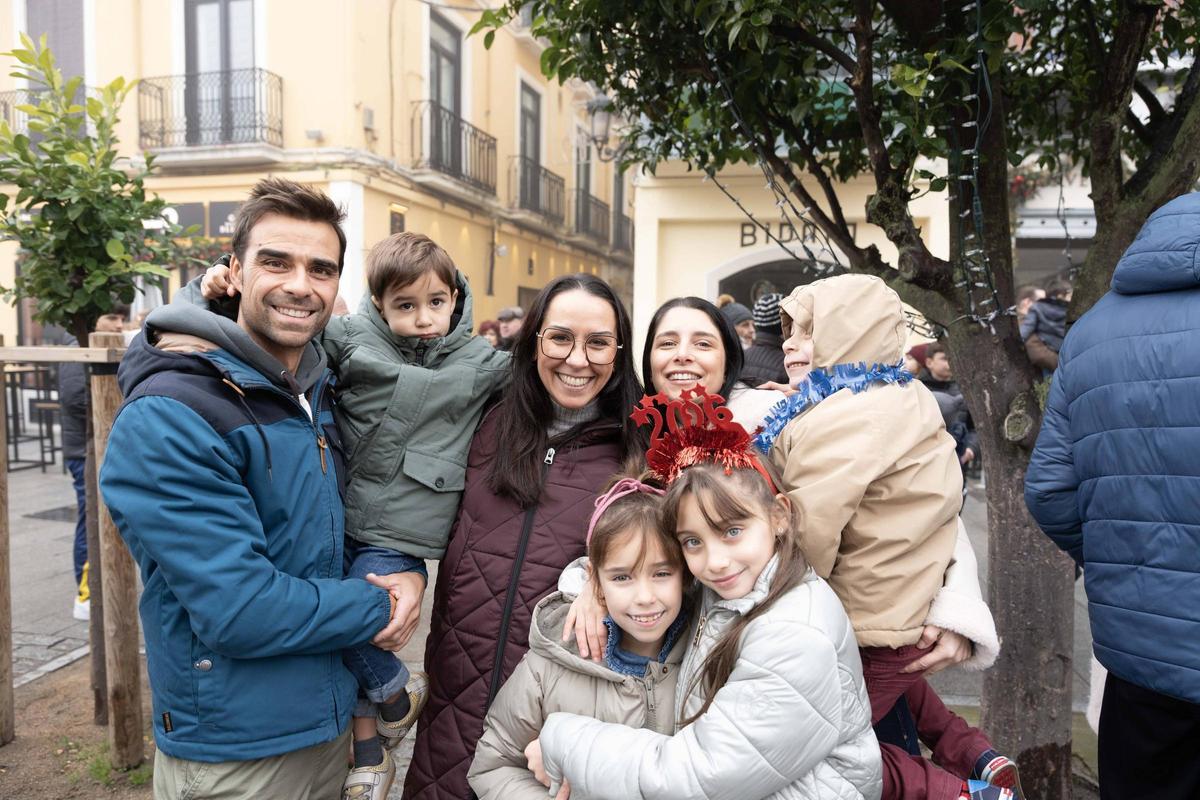 Los niños pacenses se comen las uvas de gominola en las campanadas de San Juan