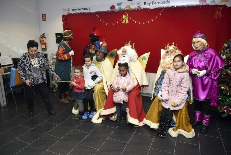 Los Reyes Magos visitan el centro de mayores Rey Fernando