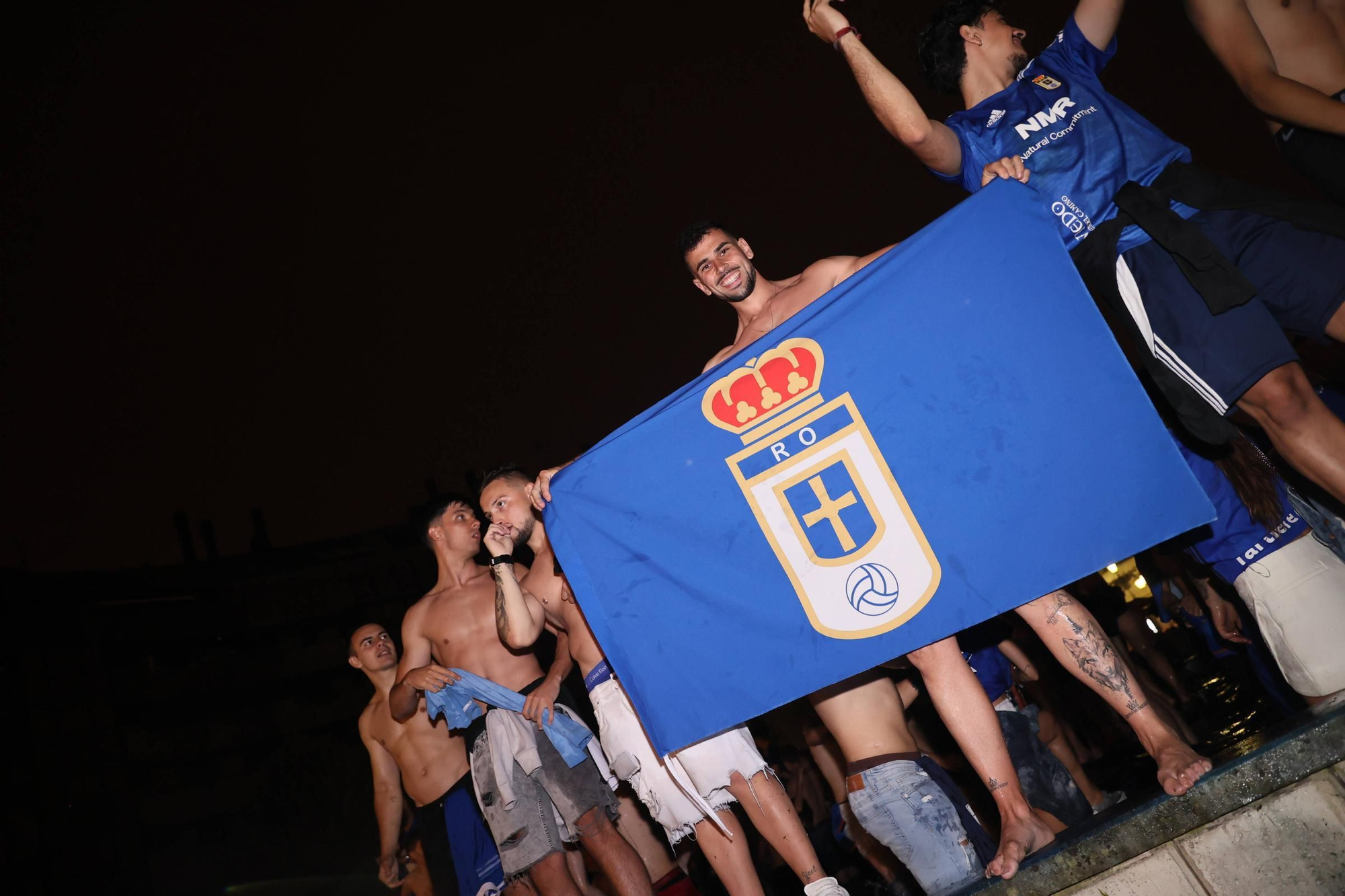 EN IMÁGENES | Así se celebró el ascenso del Oviedo a Primera: la afición estalla en una noche histórica