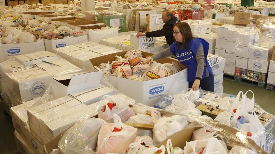 Voluntarios en el Banco de Alimentos de Vigo. // R. Grobas