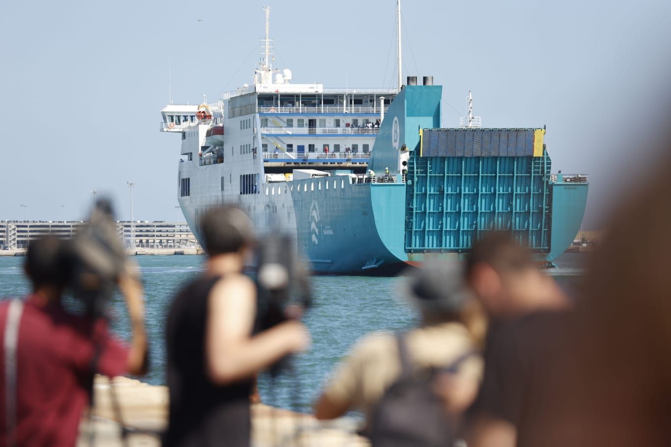 Los jóvenes del macrobrote de Mallorca desembarcan en València