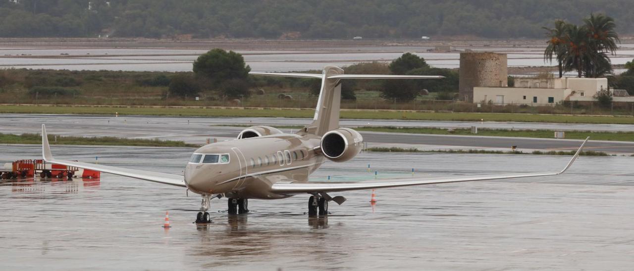 Un avión privado 
en el aeropuerto ibicenco 
el año pasado.  J.A.Riera