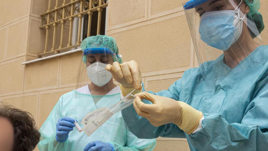 Toma de muestras para una prueba PCR, en imagen de archivo