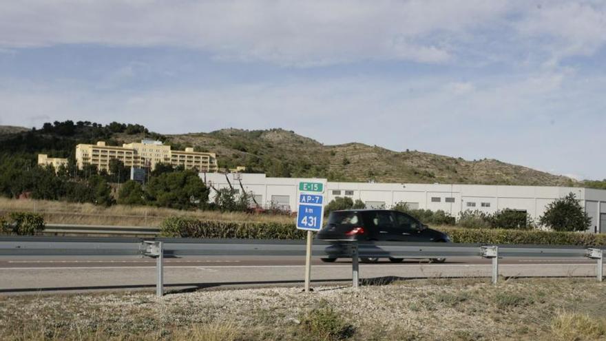 Un coche se sale de la AP-7 en Benicàssim