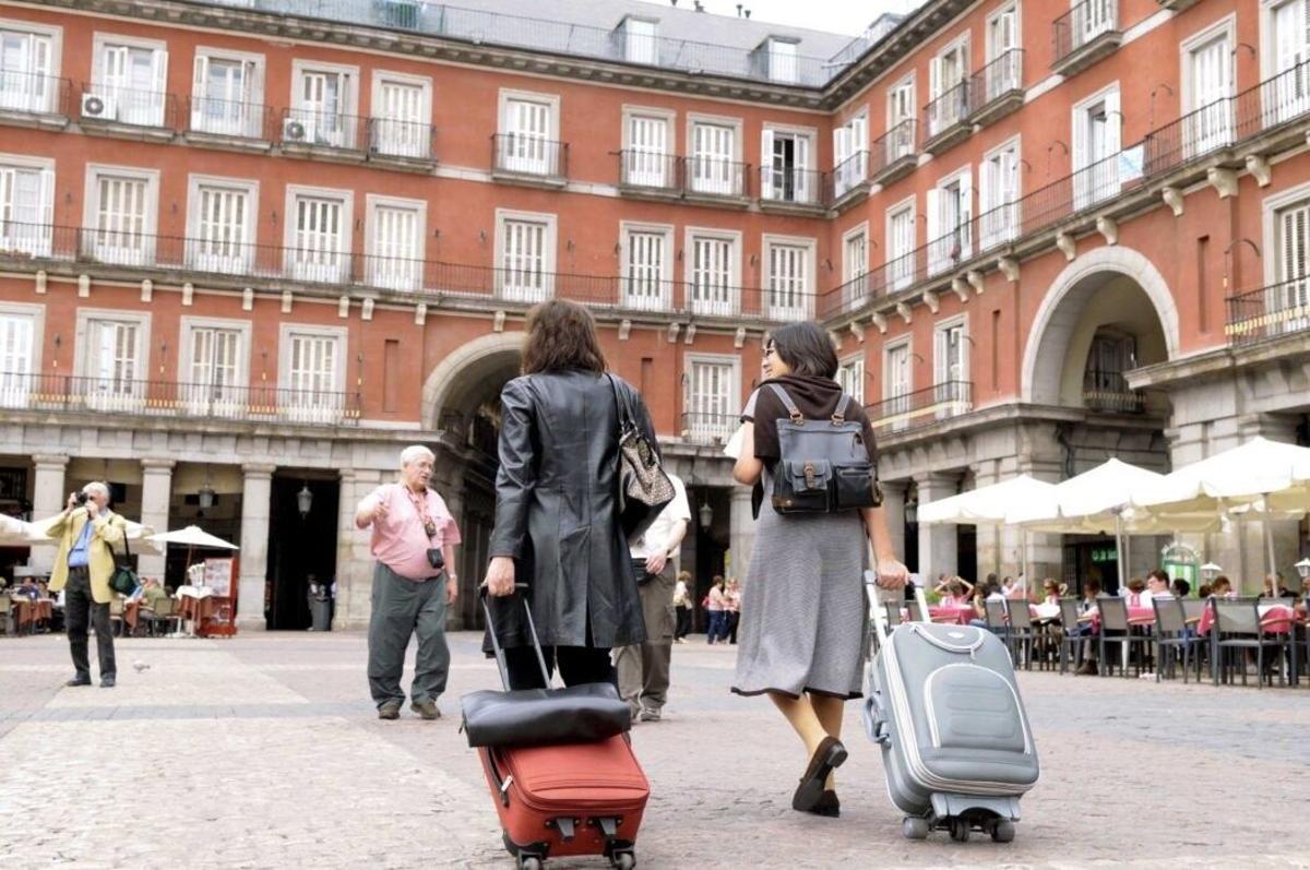 Turistas en la Plaza Mayor de Madrid.