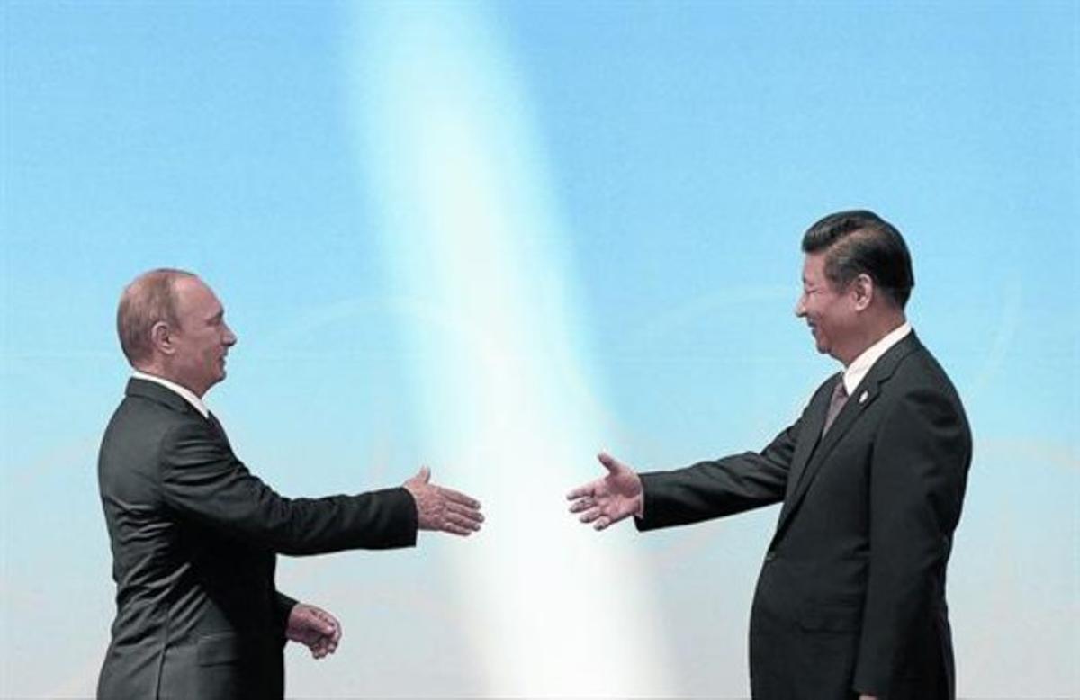 Els presidents Putin i Jinping,en una trobada, ahir, a Xangai.