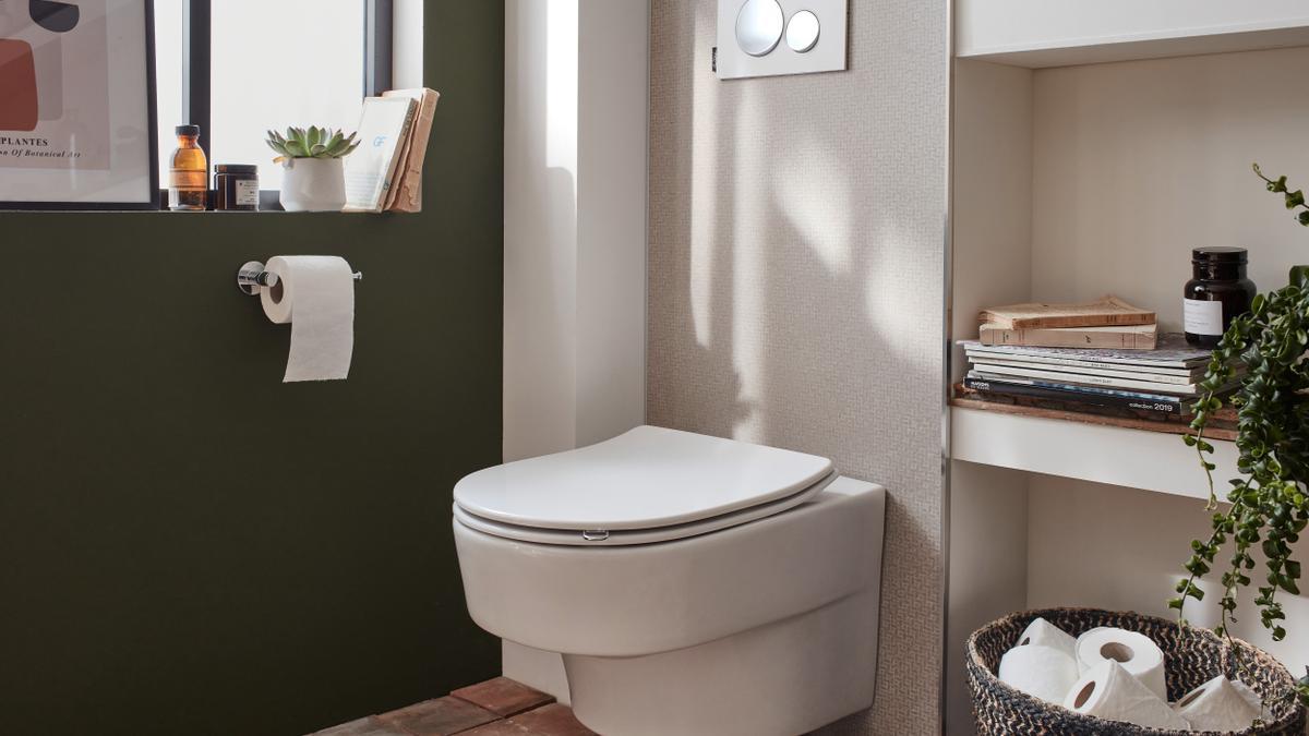El inodoro suspendido, con cisterna encastrada en la pared, es ideal para la decoración del baño.