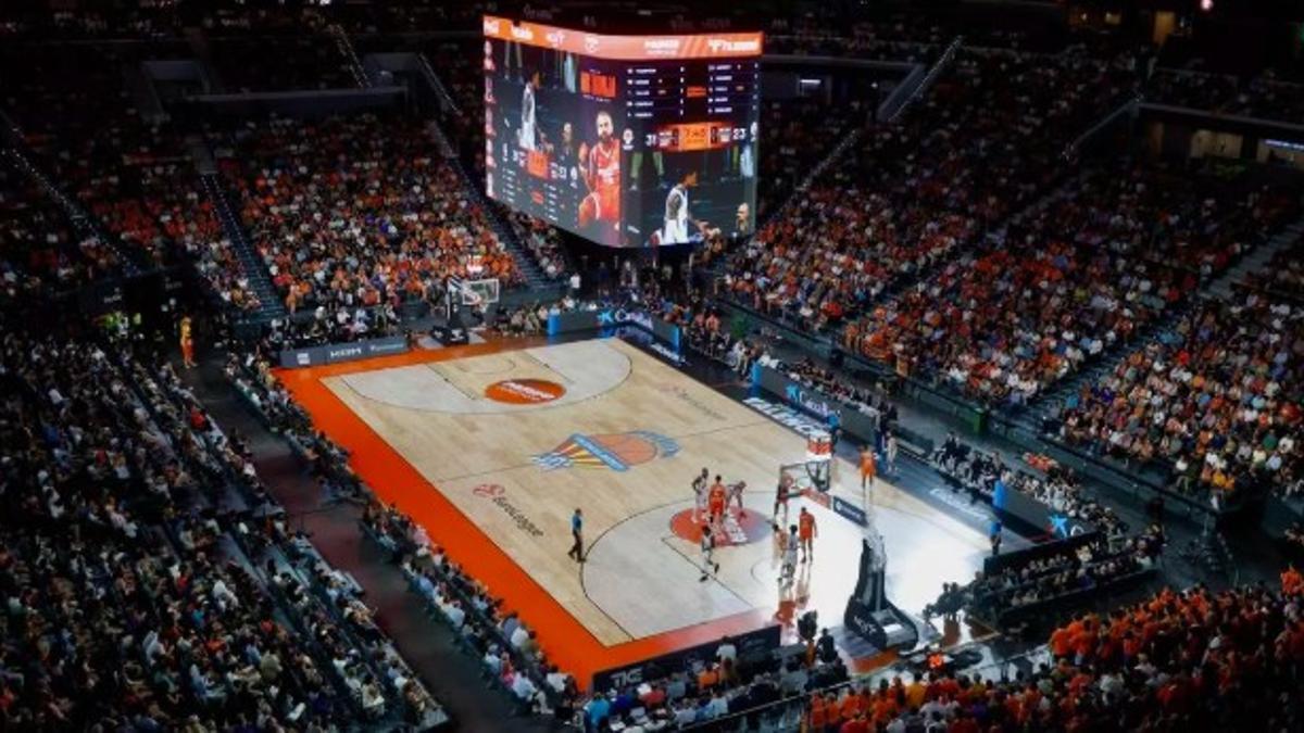 El Roig Arena, casi lleno en el día de su estreno en Euroliga con un Valencia Basket - Virtus Bolonia. / JM López