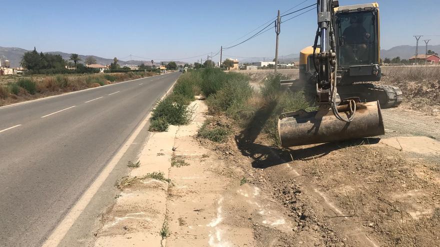 Avanzan las tareas de desbrozado de cunetas en la antigua carretera de Águilas