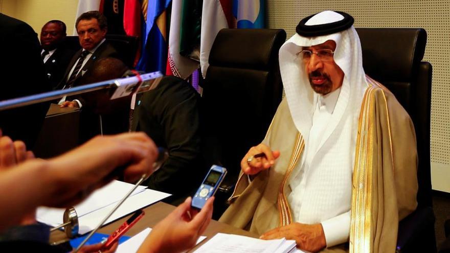 La OPEP acuerda prolongar el recorte de petróleo nueve meses más