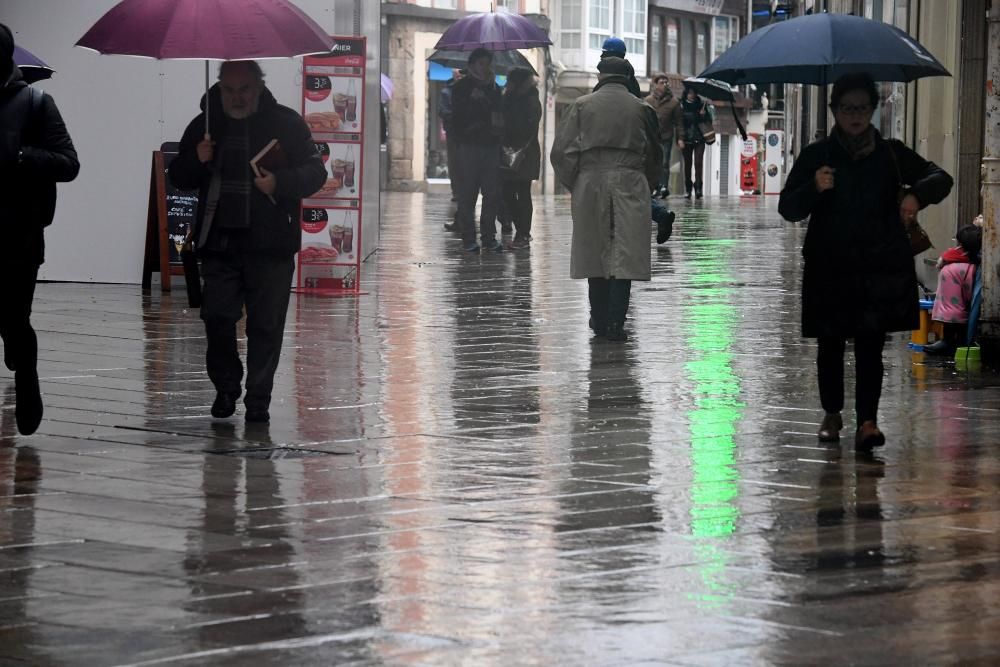 A Coruña soporta el frío con paraguas
