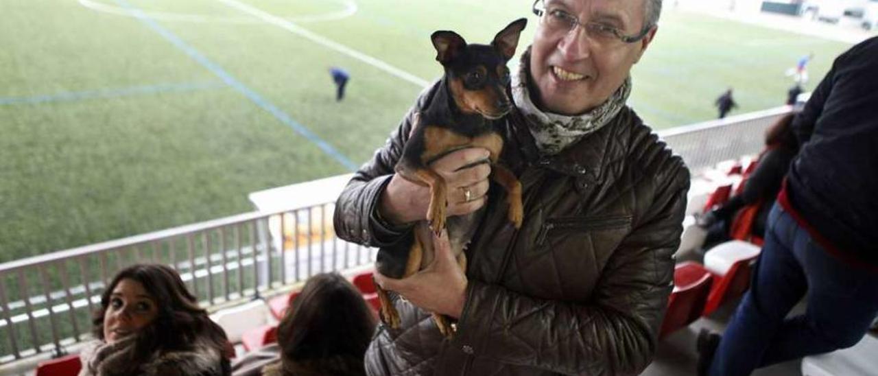 Lola y su dueño posan en la grada del Municipal de A Estrada. // Bernabé/Luismy