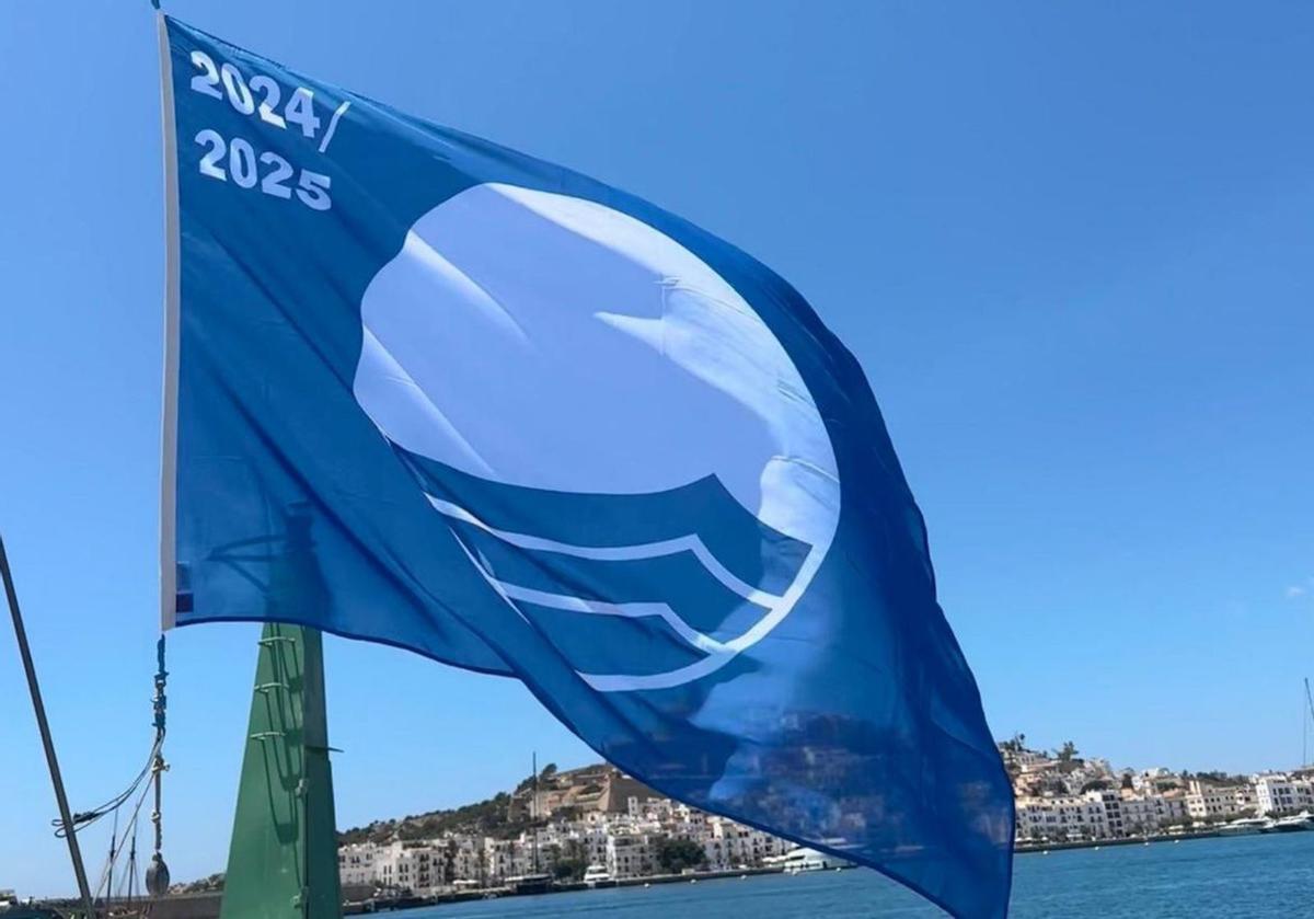 Cuatro banderas azules para Santa Eulària y otra para Marina Ibiza | M.I.