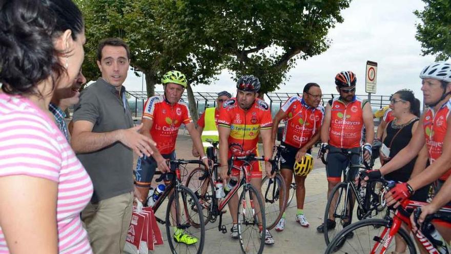 El alcalde recibió a los ciclistas en los Paseos de la Mota.