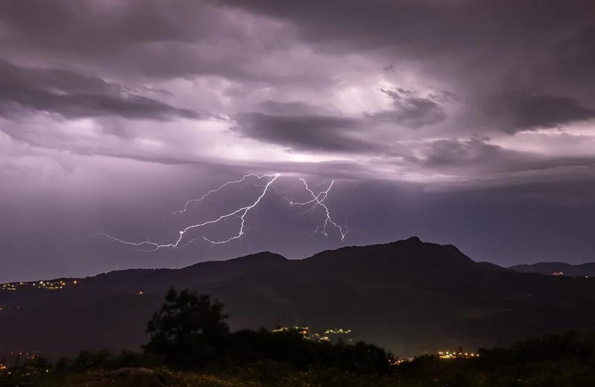 Rayos desde el monte Cepudo que iluminaron Vigo la pasada madrugada