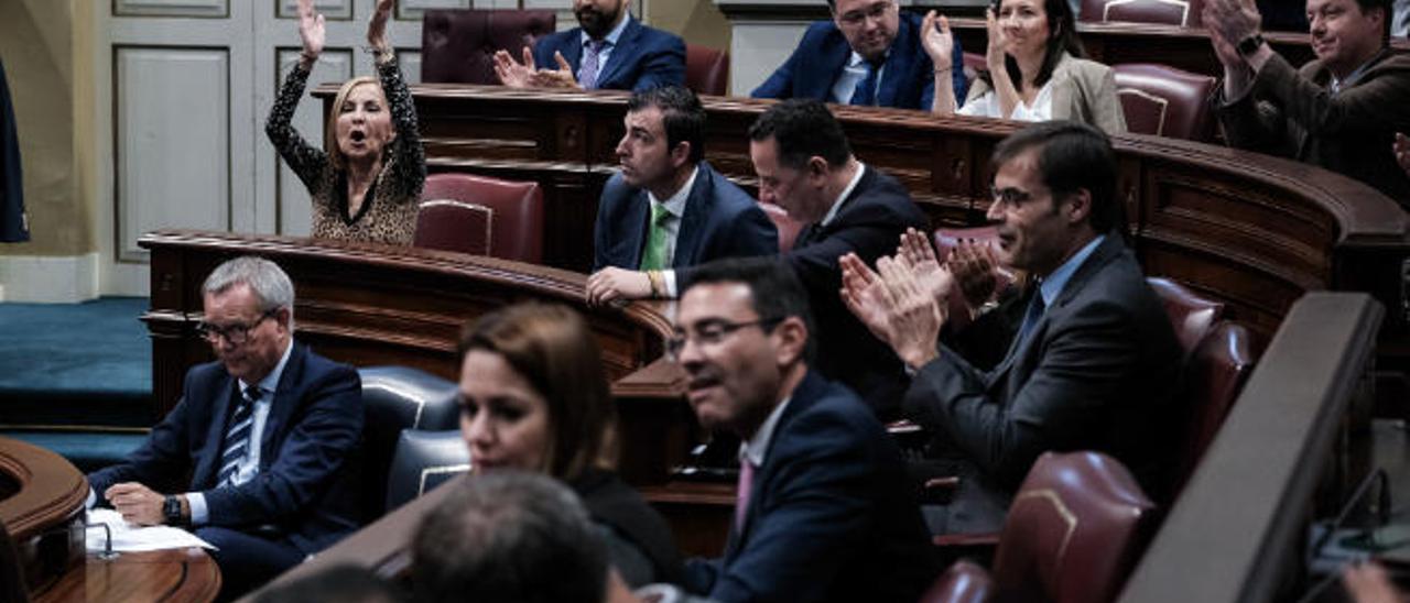 Los diputados del PP estallan de alegría en el último pleno tras perder el &#039;pacto de las flores&#039; su primera votación de la legislatura.