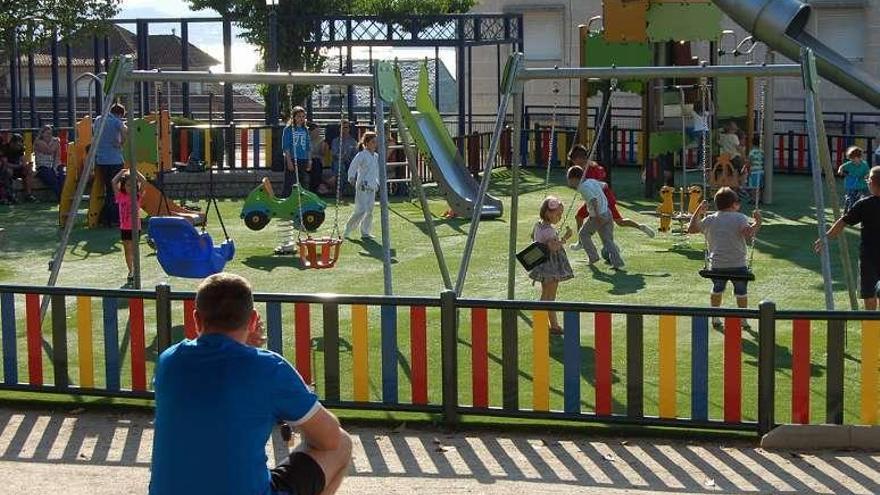 Un grupo de niños juega en el parque de la Alameda de Chapela. // FdV