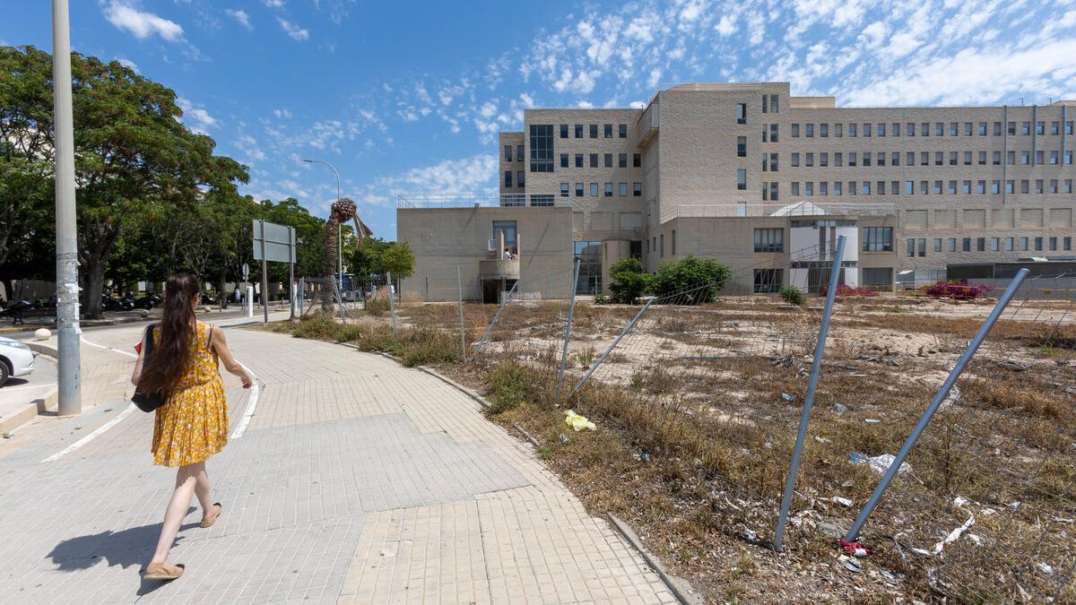 La parcela donde está pendiente la construcción del nuevo centro de día oncológico del Hospital de Sant Joan