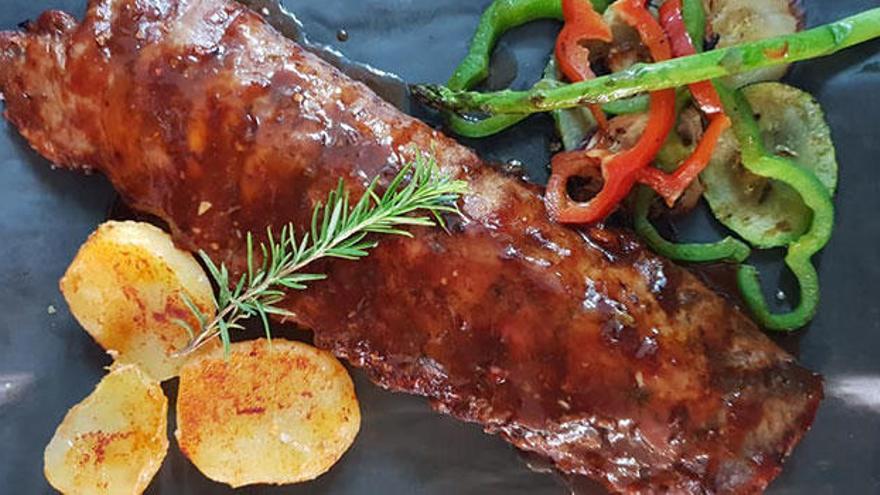 Prueba su exquisita carne en la terraza de Arrocería Ca Javi para cenar en verano