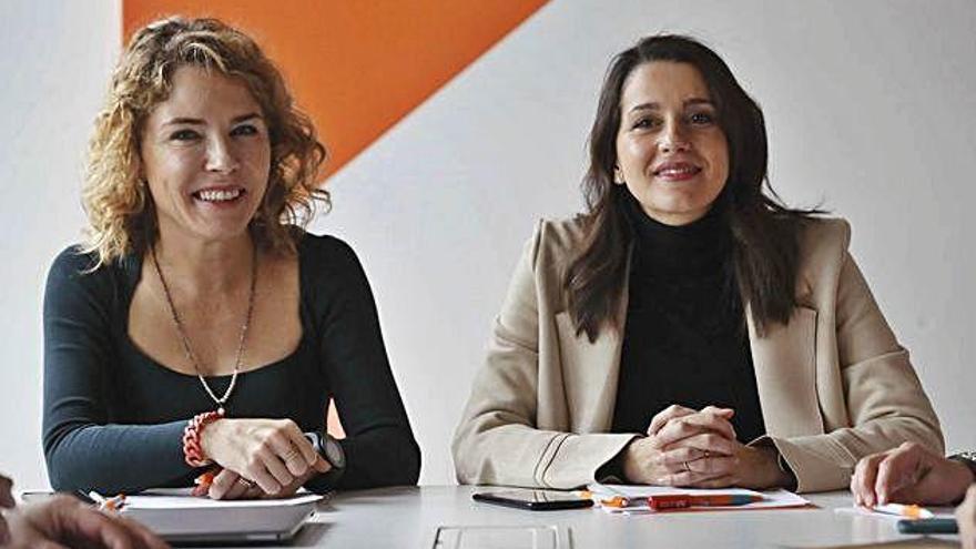 Inés Arrimadas, a la foto amb Marta Martín, participant en una reunió de Ciutadans.