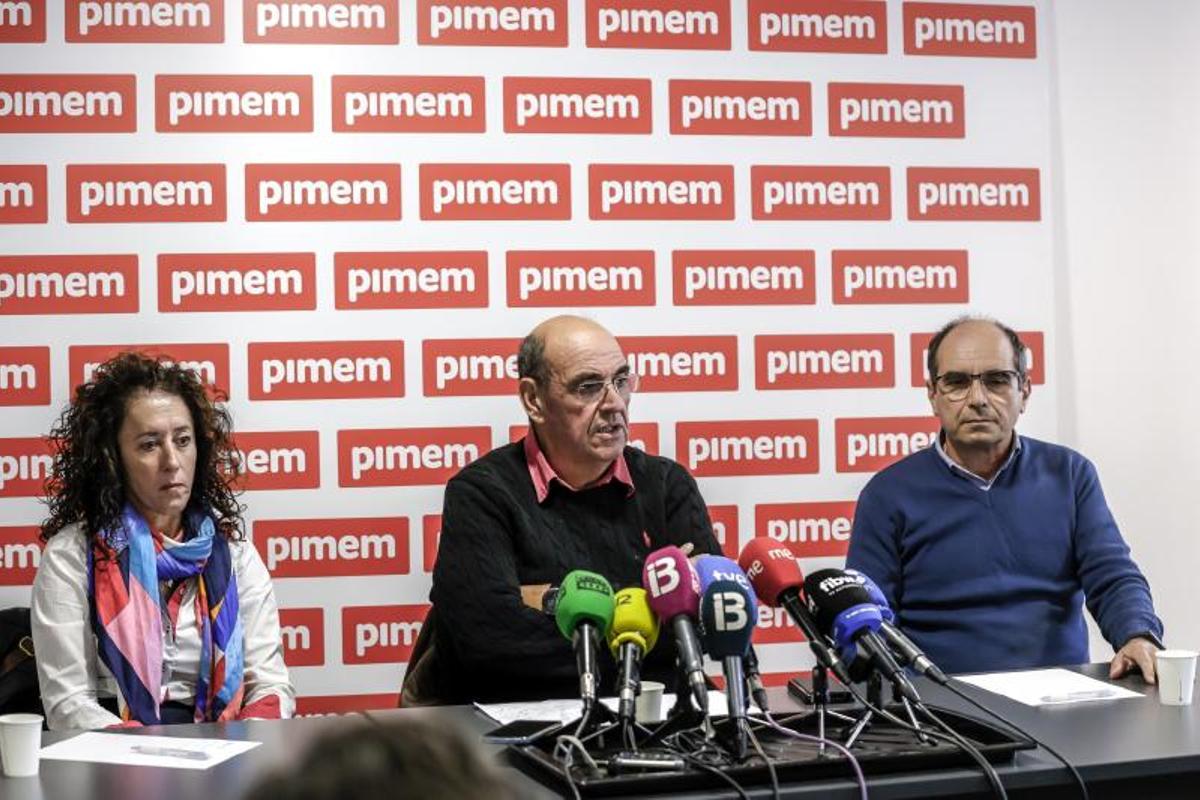 María del Carmen Navarro, Gabriel Moragues y Antoni Bauzá, presidentes de las asociaciones del taxi de Mallorca