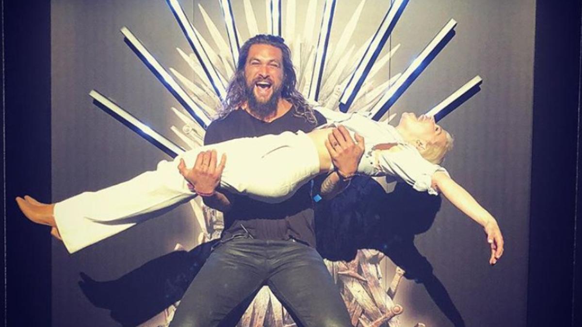 Emilia Clarke y Jason Momoa, en el Trono de Hierro de una fiesta en Irlanda