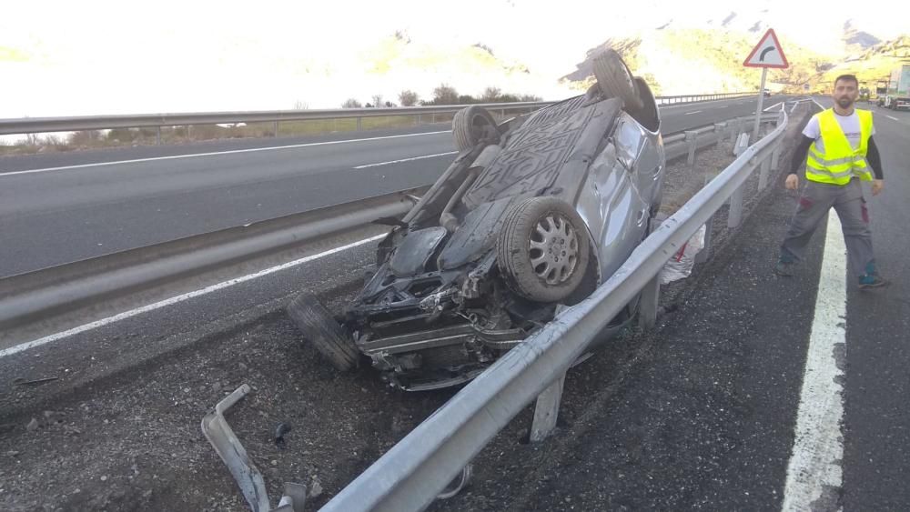 La autopista del Huerna, cortada por un accidente en Barrios de Luna