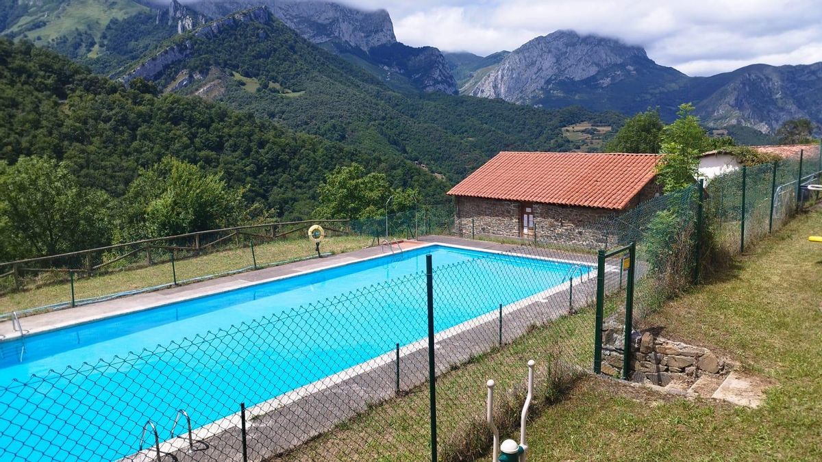 Piscina municipal de Ponga cerrada