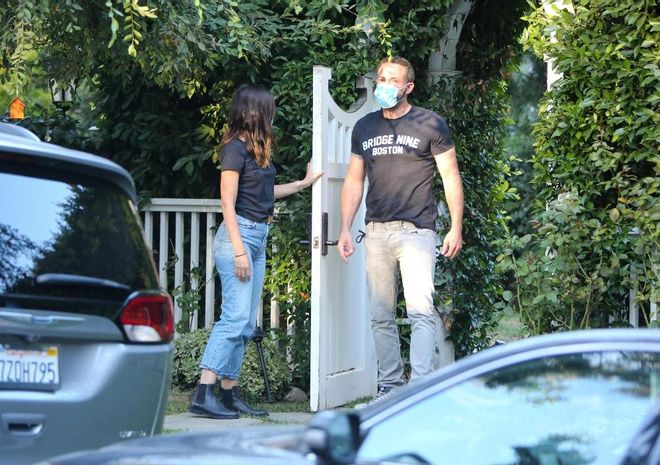 Ana de Armas y Ben affleck en la puerta de su casa