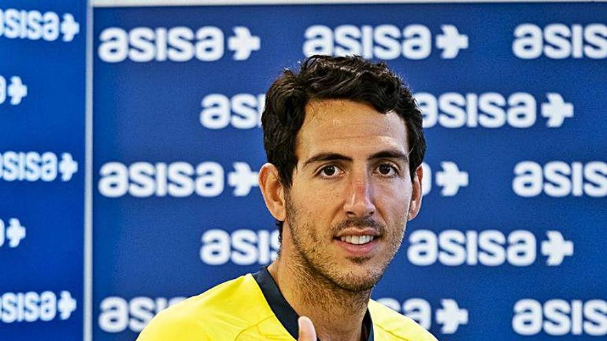 Dani Parejo y Francis Coquelin posan con la camiseta del Villarreal, su nuevo equipo, tras abandonar el Valencia.