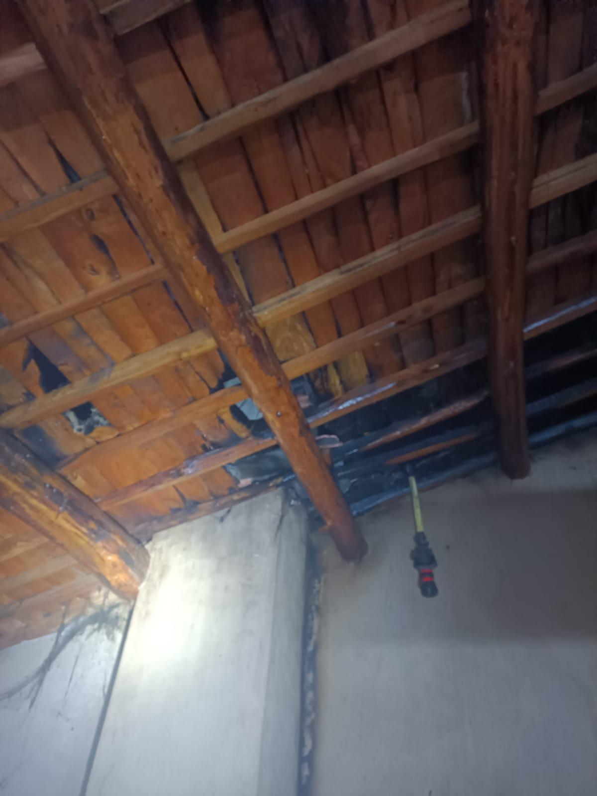 Daños registrados en la vivienda incendiada en Tolilla.