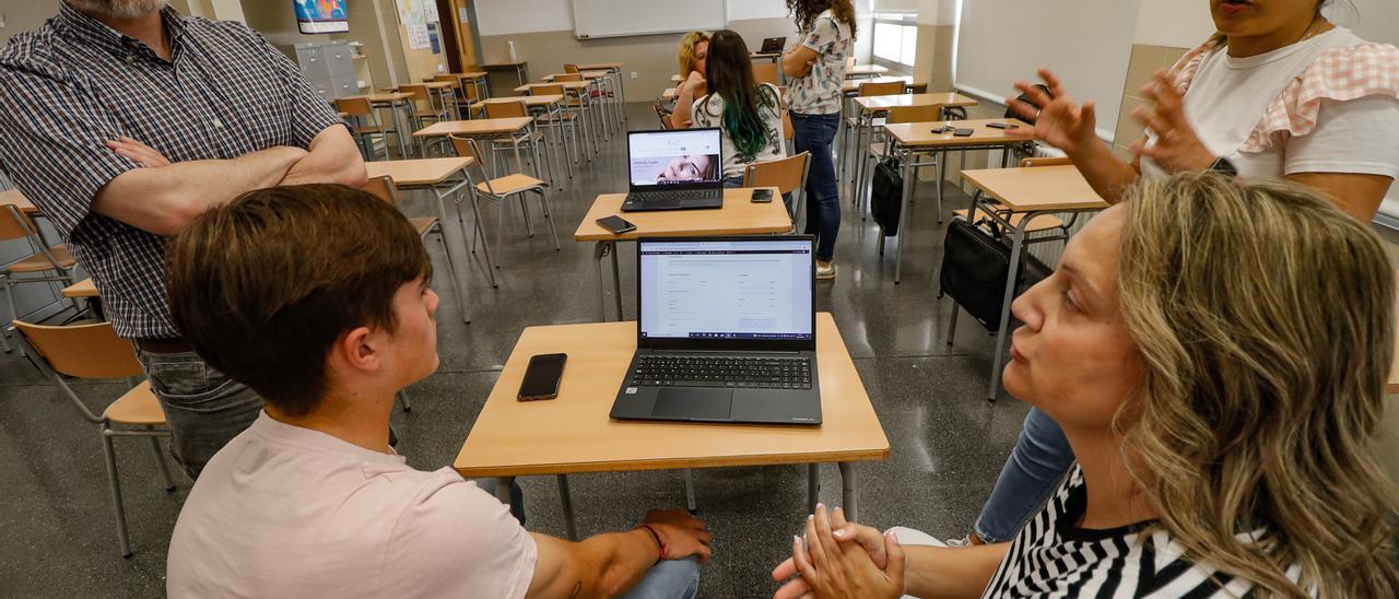 Estudiantes del IES La Foia que han participado en el proyecto de innovación de FP, junto con la profesora responsable (al fondo) y el director del centro.