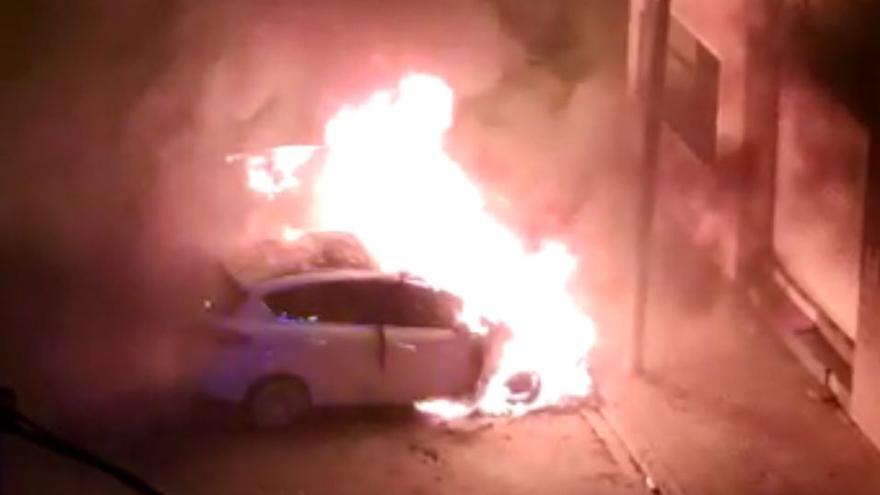 Un incendio calcina dos vehículos en el Barrio San Bernardo de Castelló.