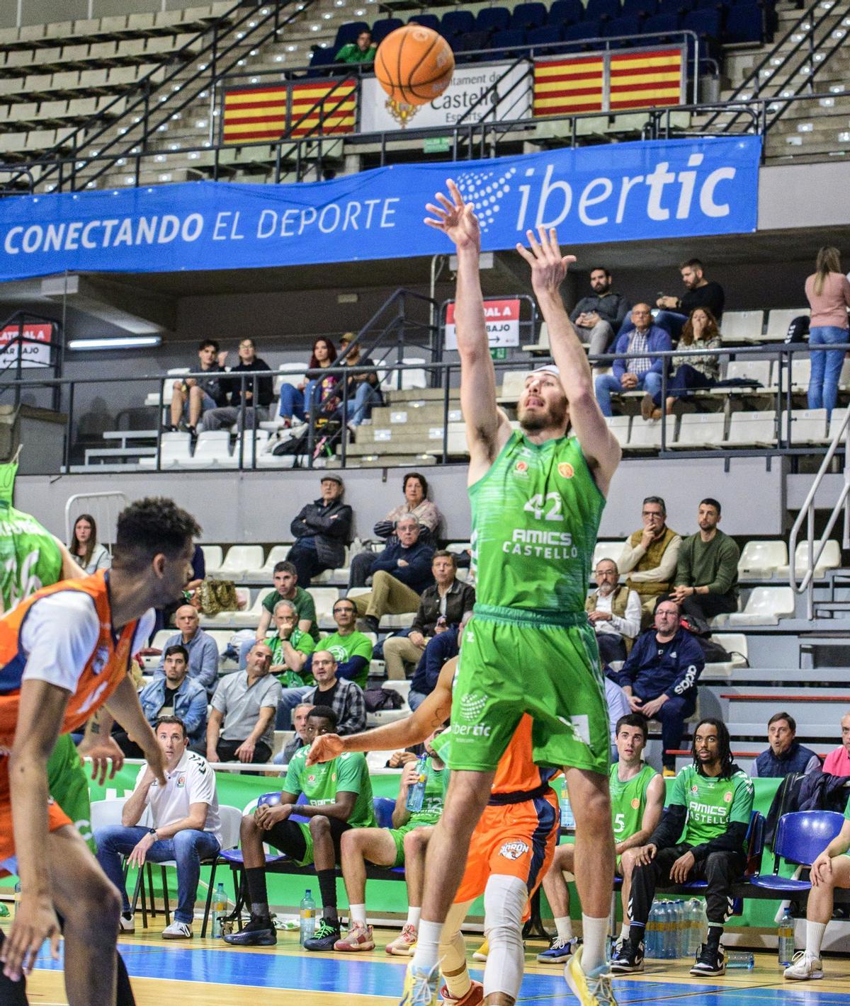El jugador del Amics lanza a canasta ante la pasividad de la defensa rival