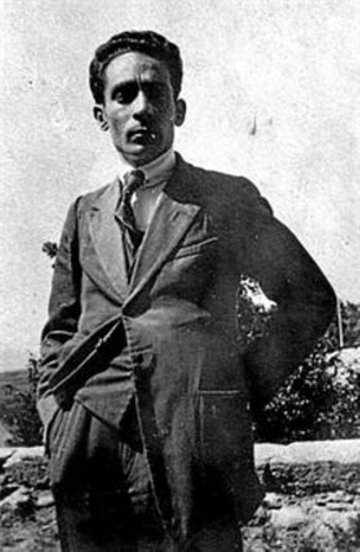 Un aspecte de l’exposició de l’Arts Santa Mònica, hores abans de la seva inauguració. A sota, un dels seus cal·ligrames més famosos i un retrat del poeta.