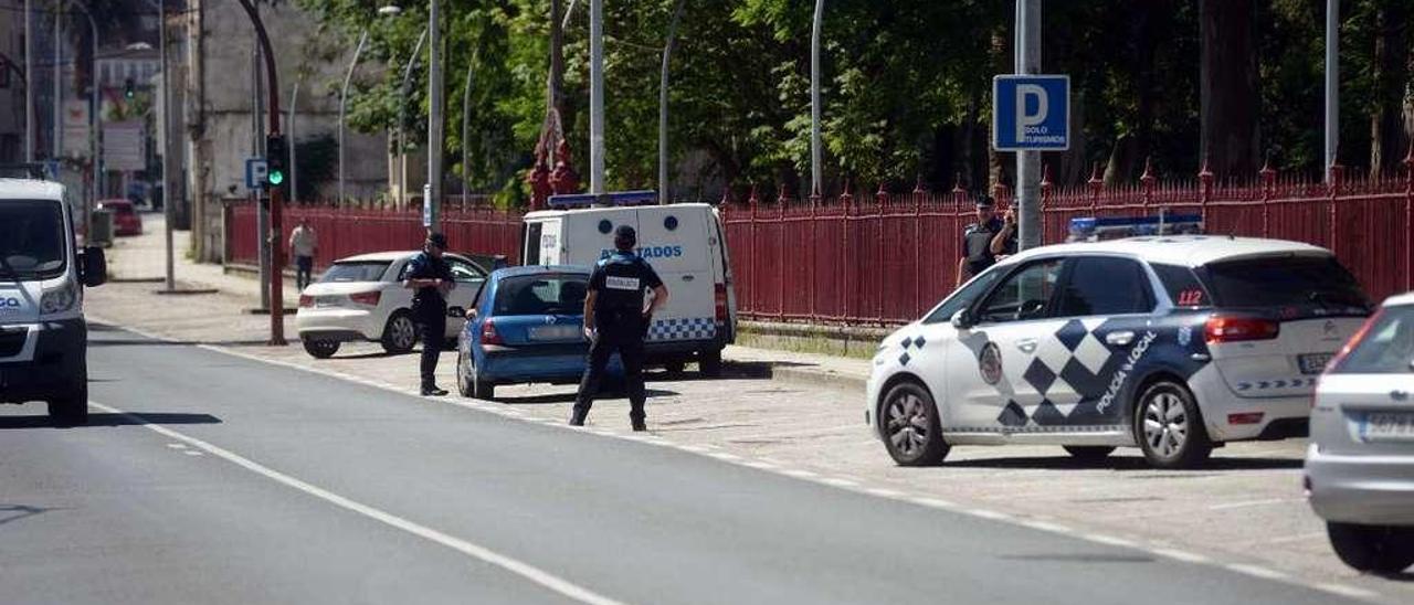 La Policía Local de Vilagarcía realizó ayer un control junto al parque de la playa Compostela. // Noé Parga