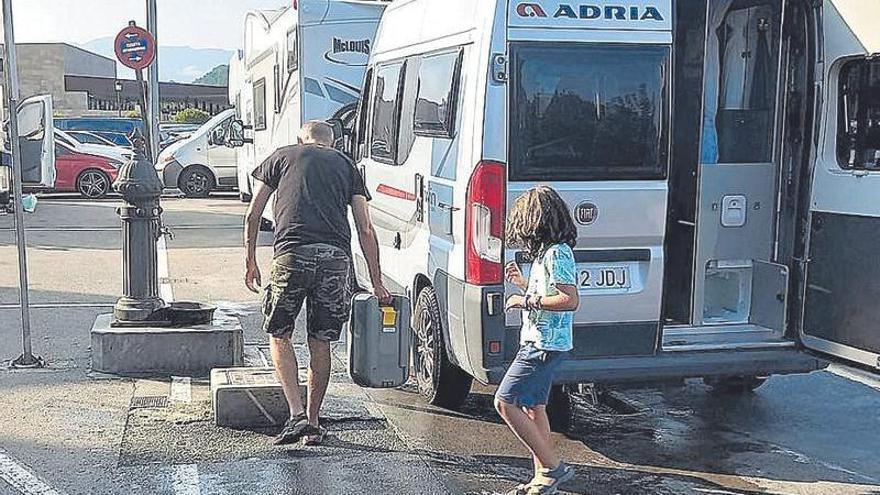 Un autocaravanista usando una zona de servicios. | M. V.