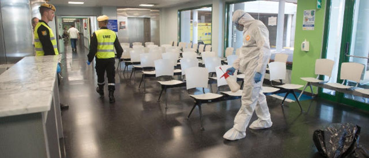 Miembros de la UME desinfectan en el Hospital José Molina Orosa de Arrecife.