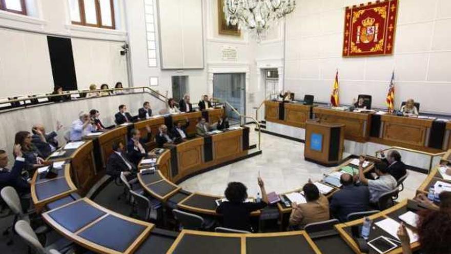 Los diputados provinciales, durante la sesión plenaria de ayer.