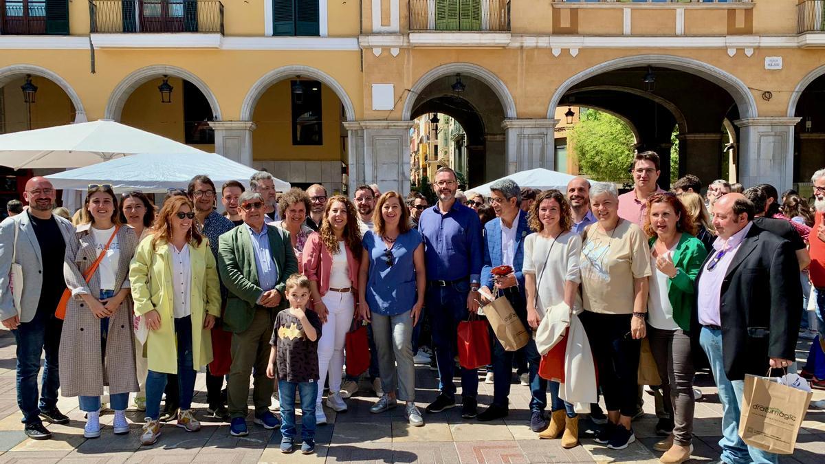 Francina Armengol junto con candidatos socialistas visitando Sant Jordi en la plaza Major